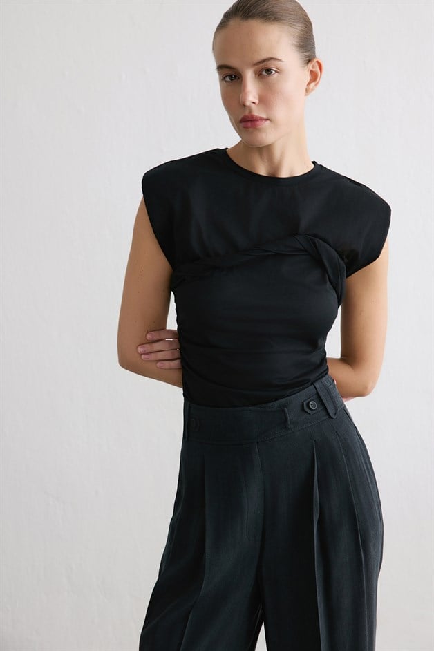 Crew Neck Padded Knit Black T-shirt