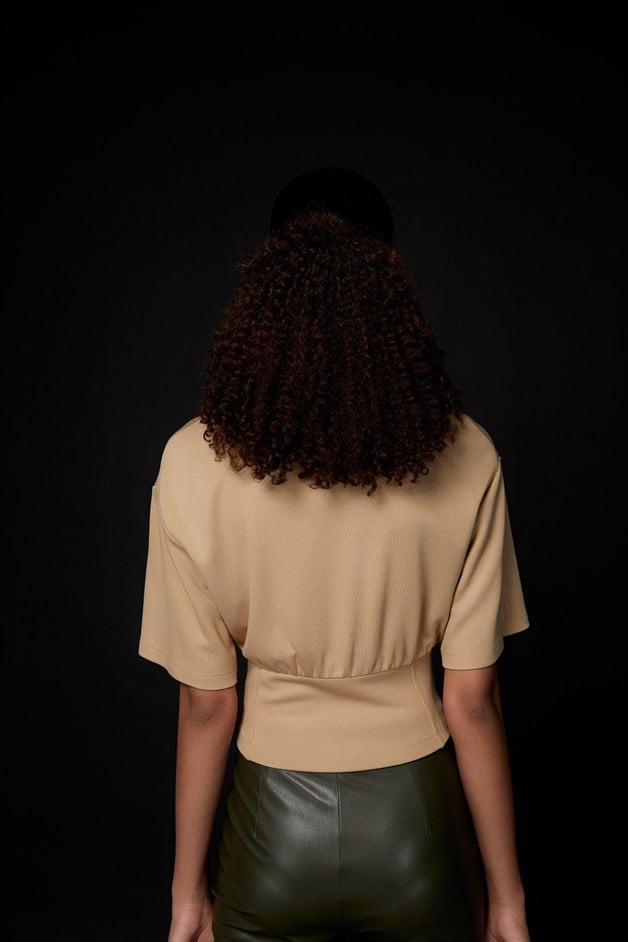 Fermuar Detaylı Bej Crop T-Shirt