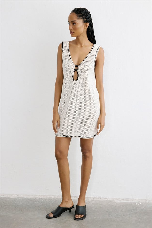 Göğüs Aksesuarlı Ekru Elbise