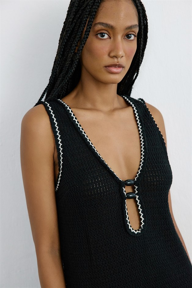 Göğüs Aksesuarlı Siyah Elbise