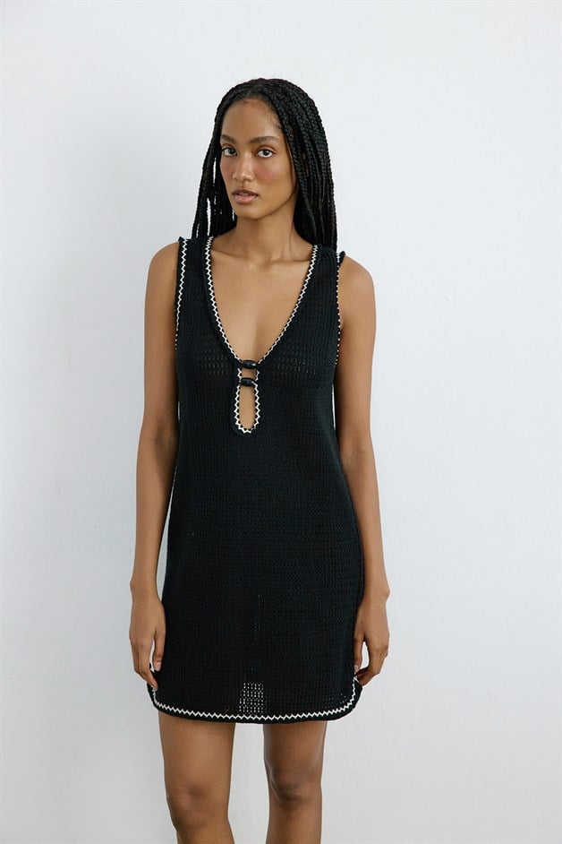 Göğüs Aksesuarlı Siyah Elbise