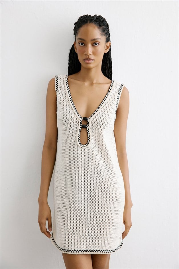 Göğüs Aksesuarlı Ekru Elbise