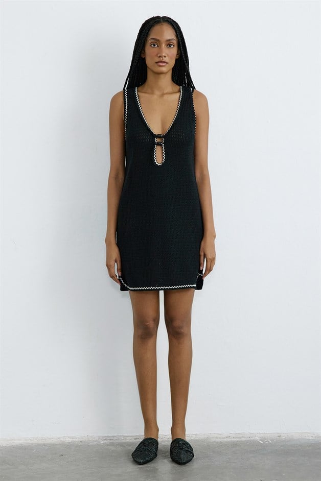 Göğüs Aksesuarlı Siyah Elbise