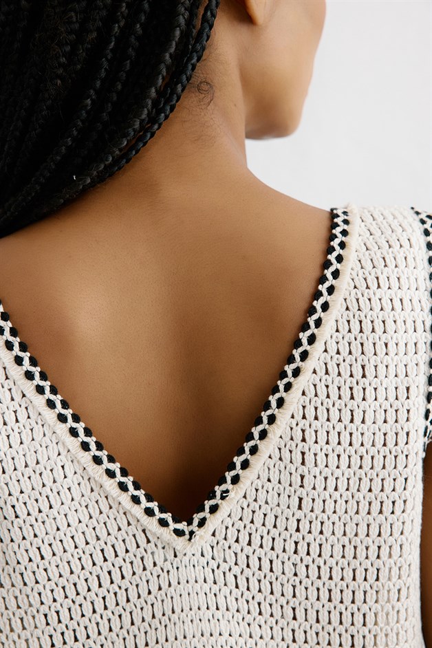 Göğüs Aksesuarlı Ekru Elbise