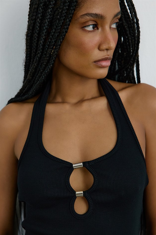 Örme Aksesuar Detaylı Siyah Mini Elbise