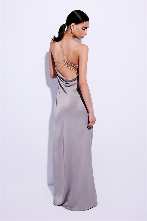Aksesuar Detaylı Boyundan Askılı Gri Uzun Elbise