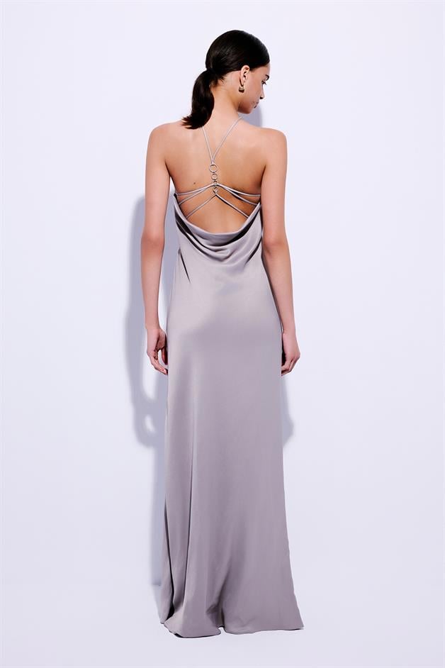 Aksesuar Detaylı Boyundan Askılı Gri Uzun Elbise