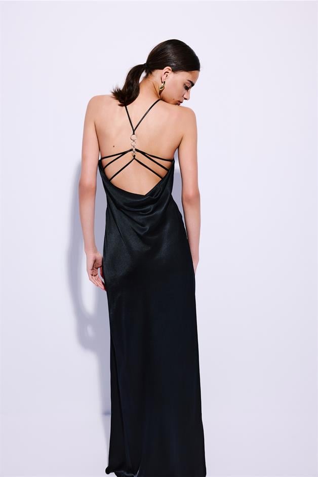 Aksesuar Detaylı Boyundan Askılı Siyah Uzun Elbise