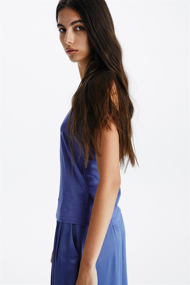 Askı Detaylı İndigo V Yaka Top
