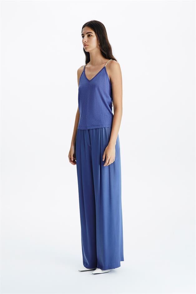 Askı Detaylı İndigo V Yaka Top