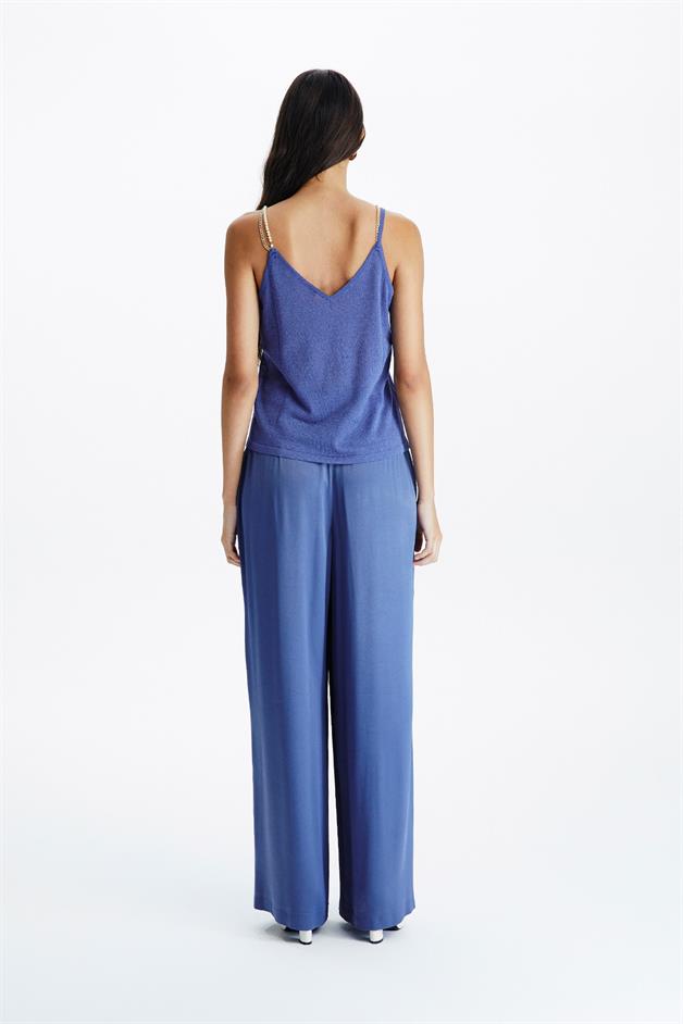 Askı Detaylı İndigo V Yaka Top