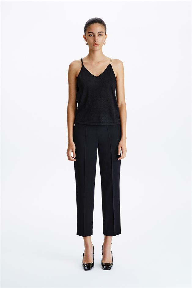 Askı Detaylı Siyah V Yaka Top