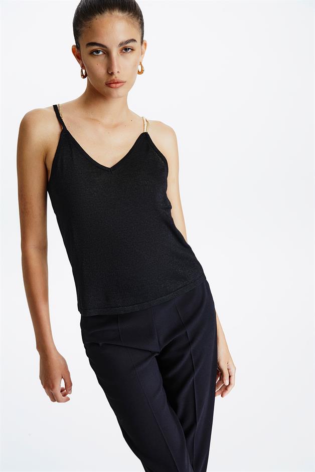 Askı Detaylı Siyah V Yaka Top