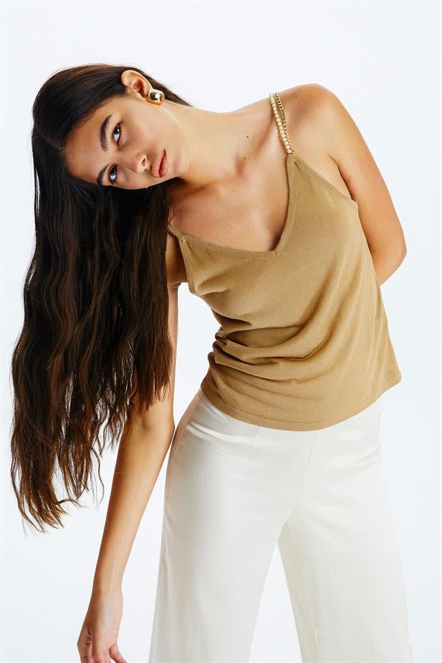 Askı Detaylı Gold V Yaka Top