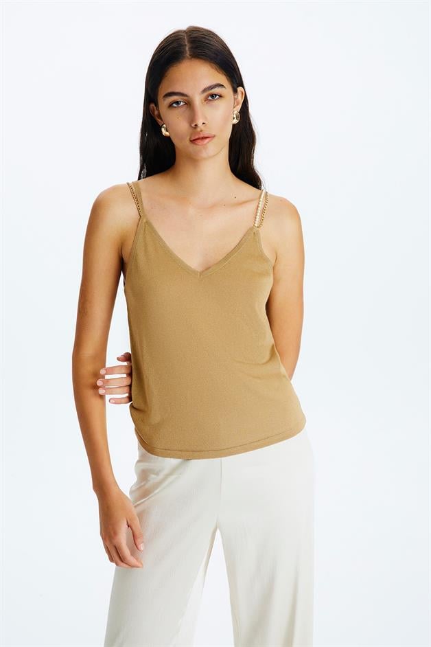 Askı Detaylı Gold V Yaka Top