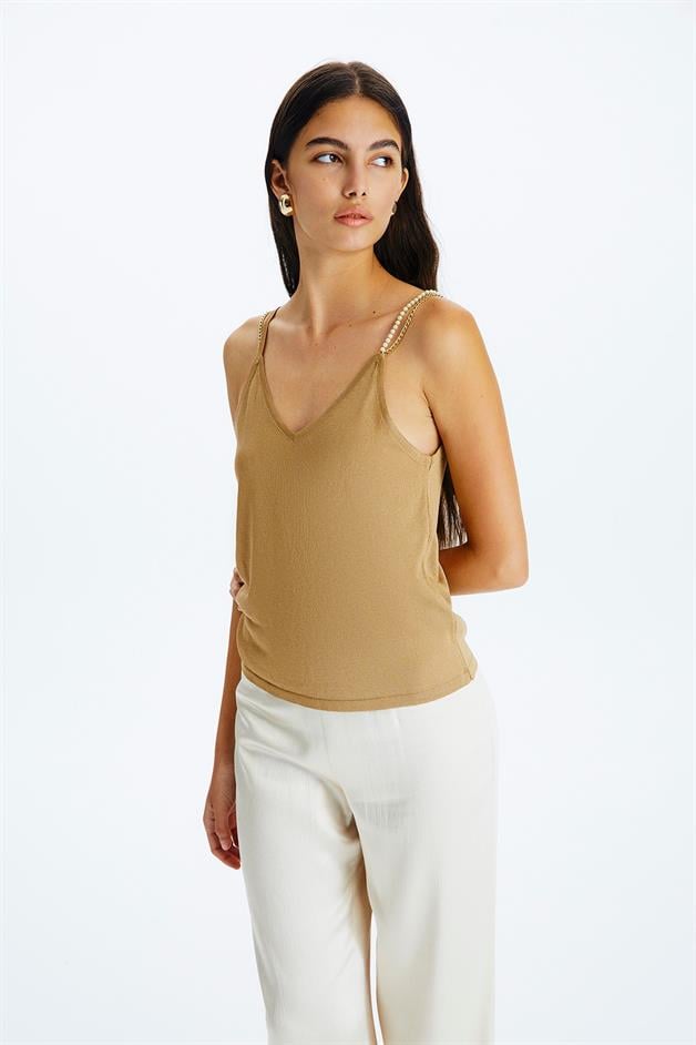 Askı Detaylı Gold V Yaka Top