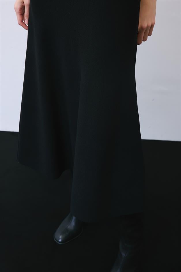 Black Knit Midi Skirt with Elastic Waist