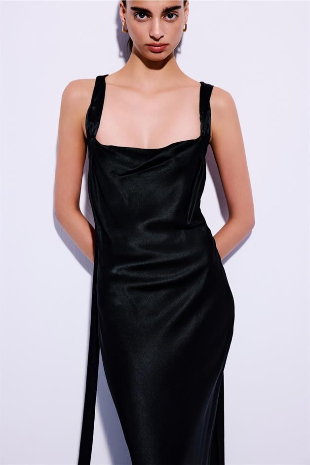 Çapraz Sırt Detaylı Siyah Midi Elbise