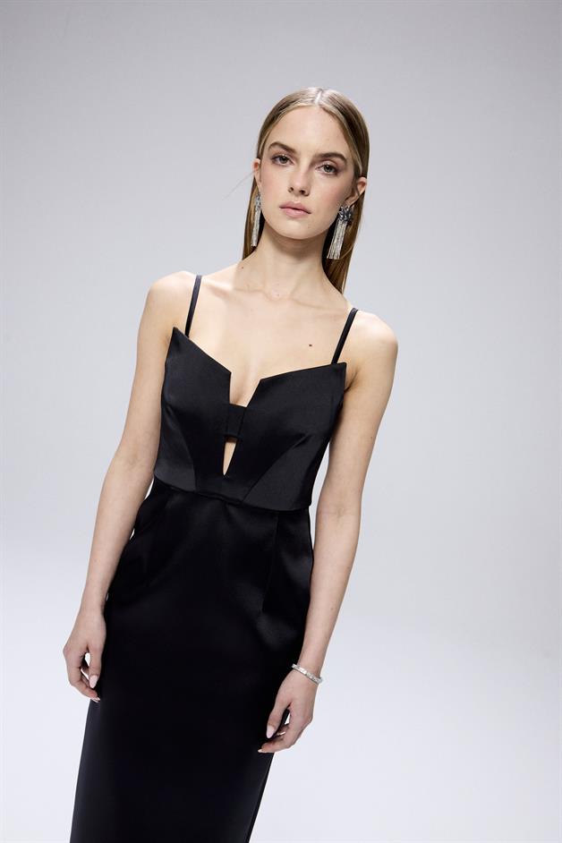 Degaje Detaylı Yırtmaçlı Siyah Midi Elbise