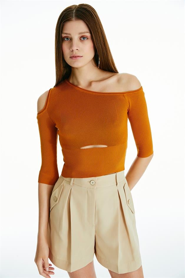 Dekolte Detaylı Asimetrik Turuncu Triko Bluz