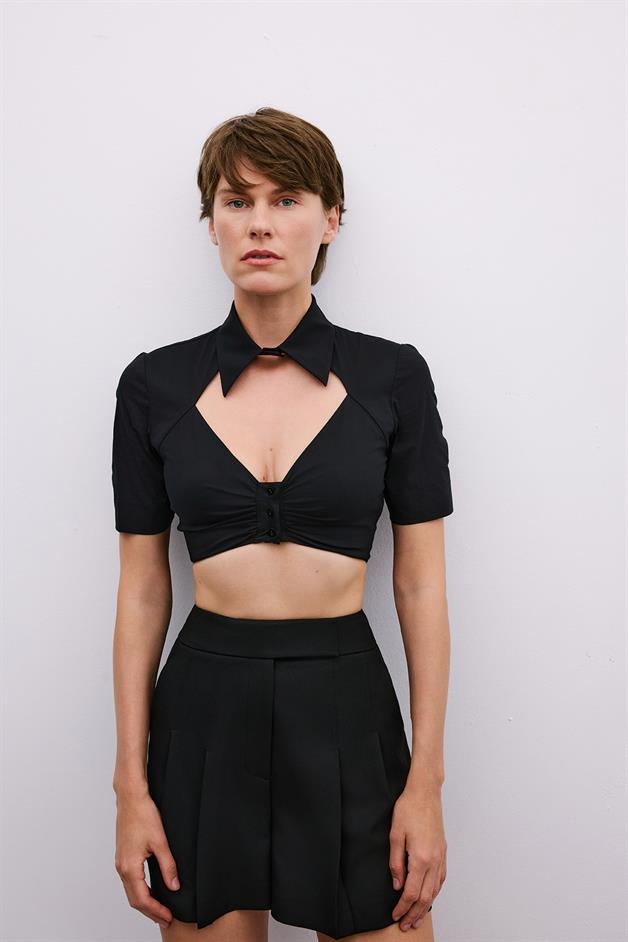 Low Cut Detailed Short Sleeve Black Blouse