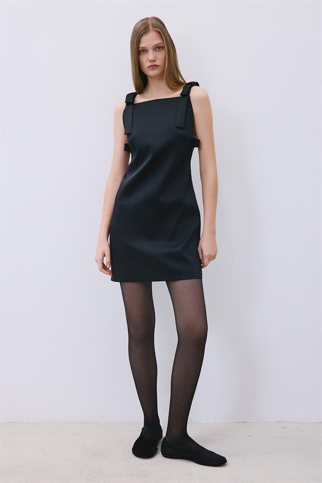 Fiyonk Detaylı Askılı Mini Siyah Elbise