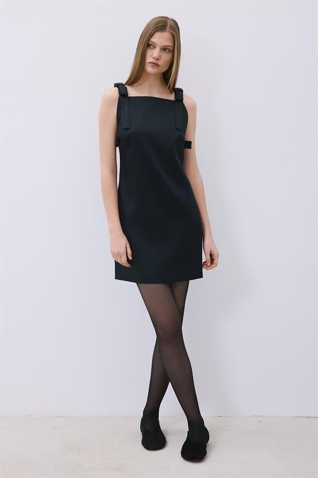 Fiyonk Detaylı Askılı Mini Siyah Elbise