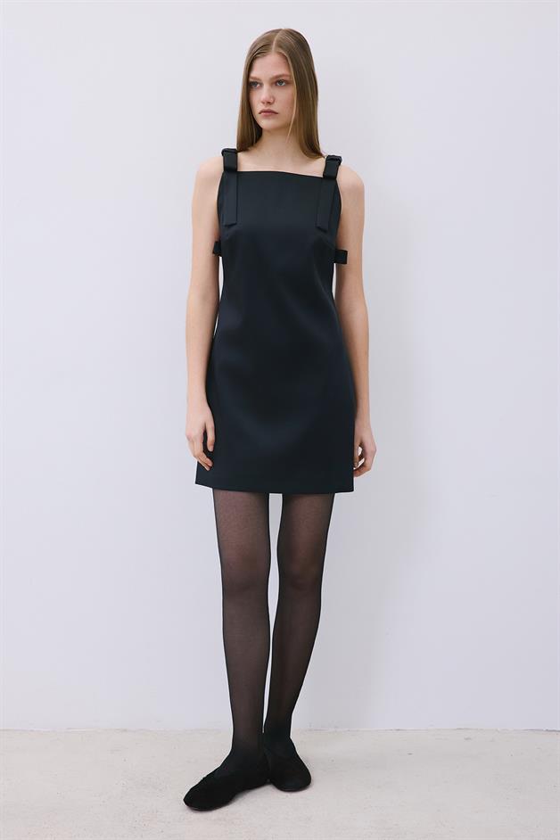 Fiyonk Detaylı Askılı Mini Siyah Elbise