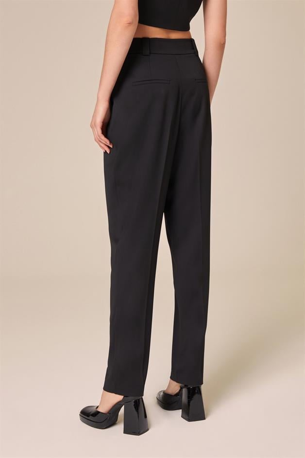 Havuç Paça Siyah Pantolon