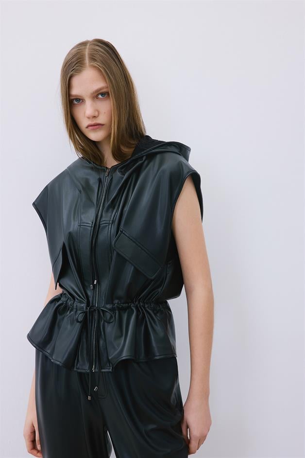 Kapüşonlu Suni Deri Siyah Yelek