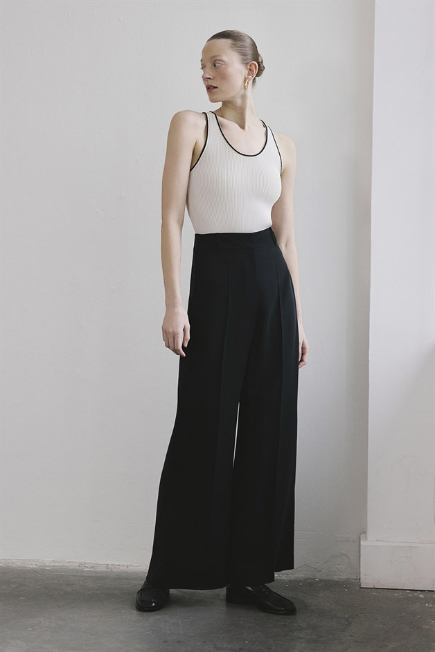 Kemerli Geniş Paça Siyah Pantolon