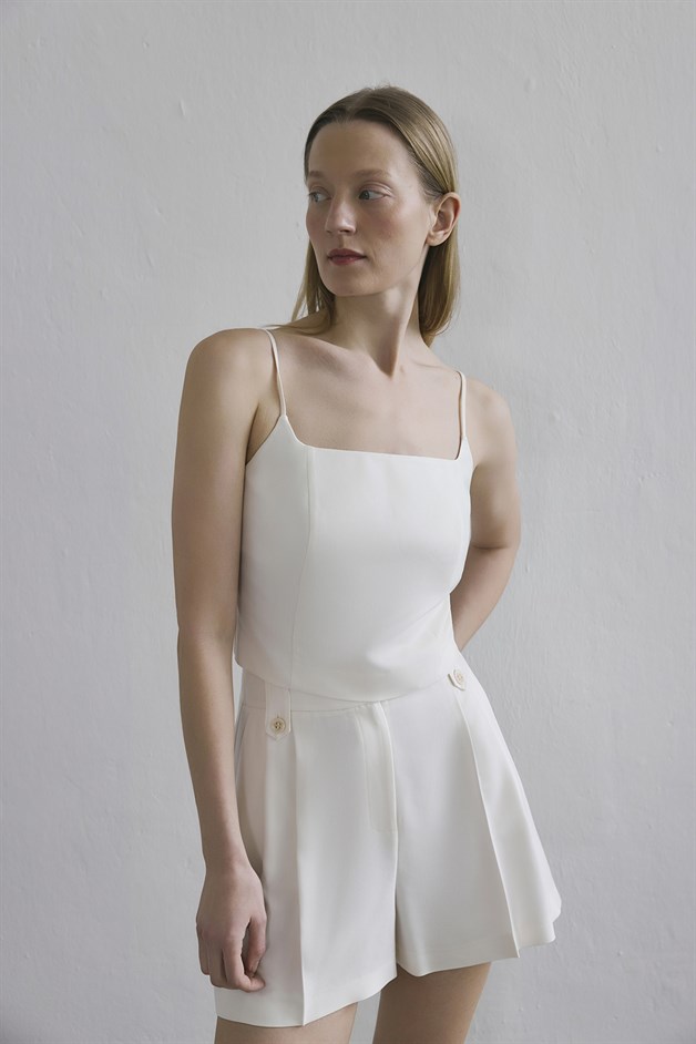 Pleated Side Pocket Ecru Shorts