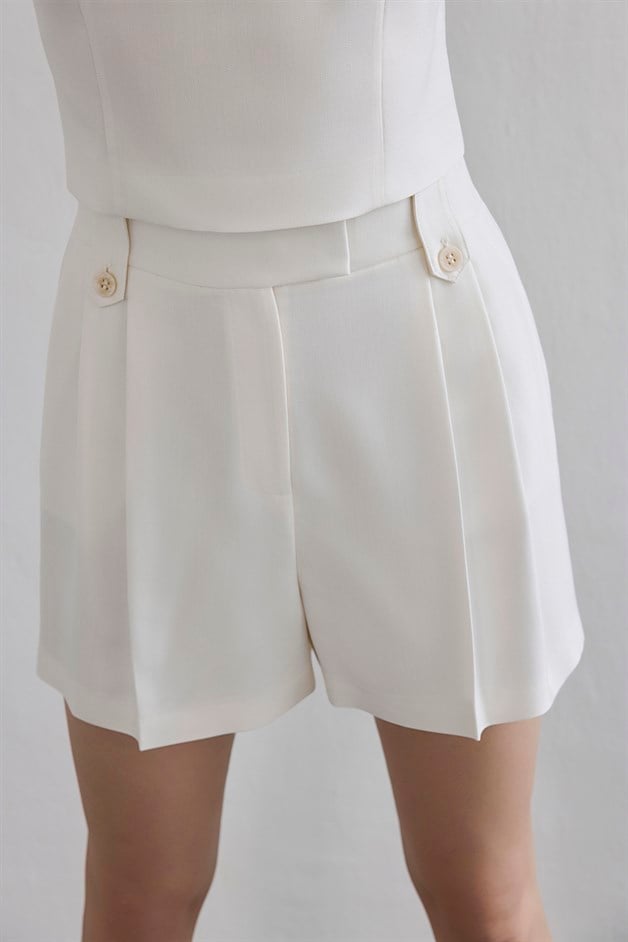 Pleated Side Pocket Ecru Shorts