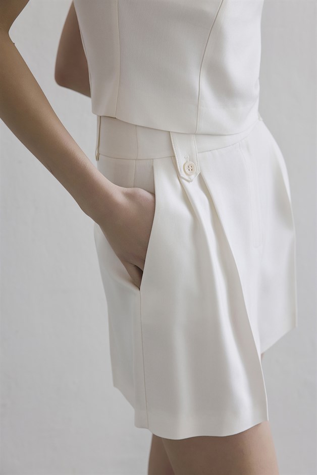 Pleated Side Pocket Ecru Shorts