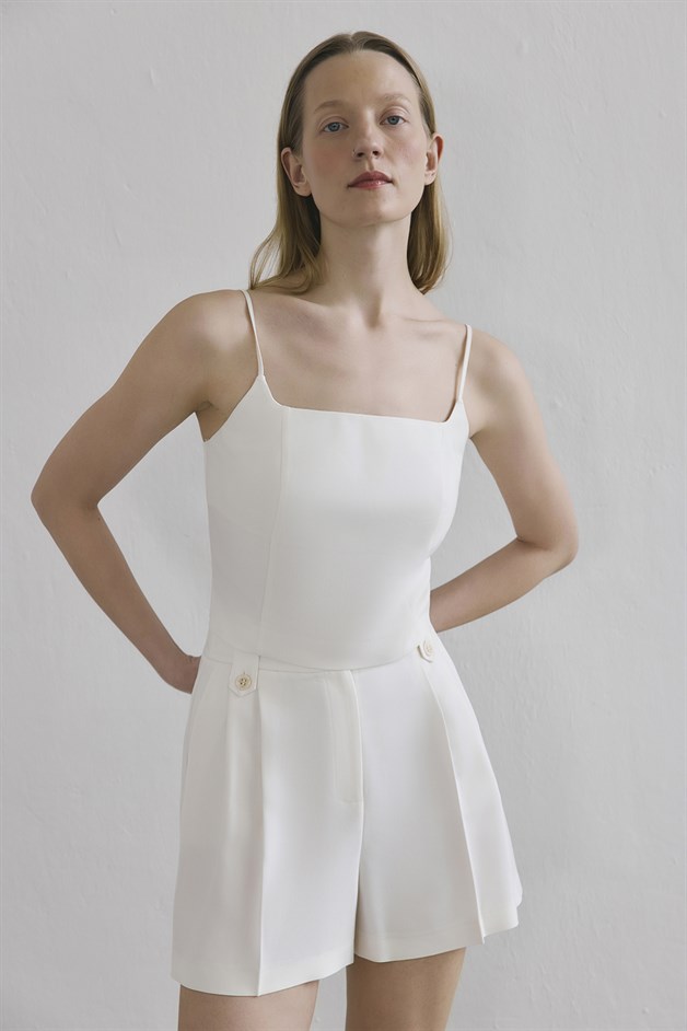 Pleated Side Pocket Ecru Shorts