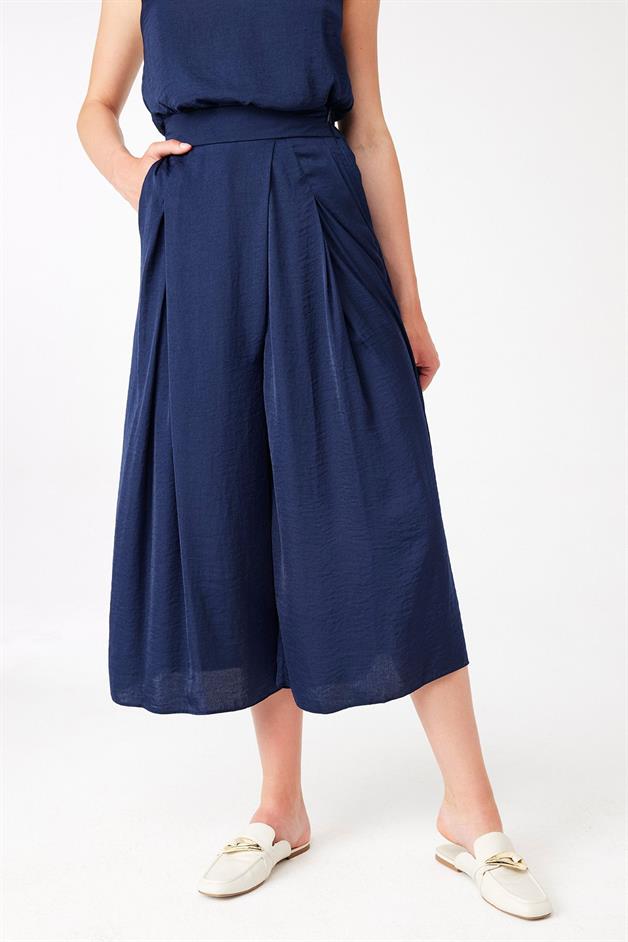 Relaxed Fit Cropped Navy Trousers
