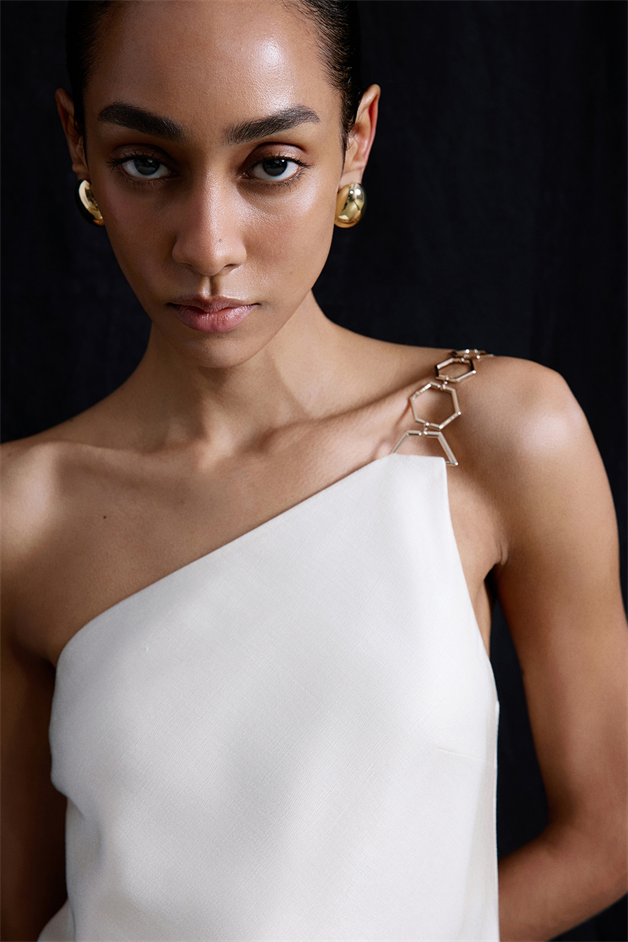 Tek Omuz Gold Aksesuar Detaylı Mini Ekru Elbise