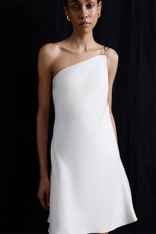 Tek Omuz Gold Aksesuar Detaylı Mini Ekru Elbise