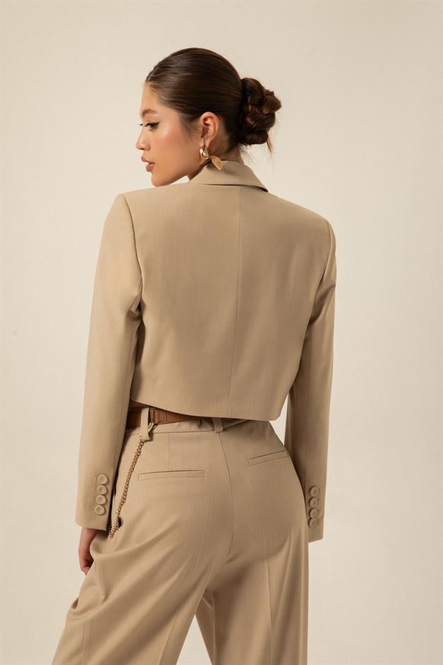 Uzun Kollu Bej Crop Ceket