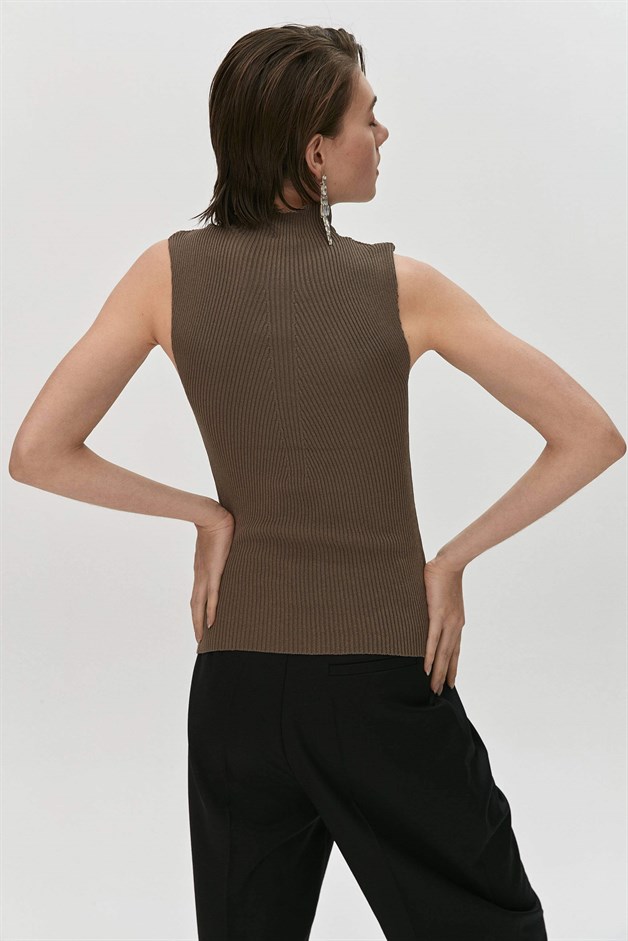 Kahverengi Yarım Balıkçı Kolsuz Triko