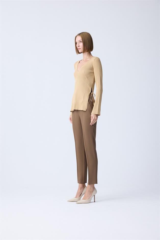 Yırtmaç Detaylı Camel Triko Bluz