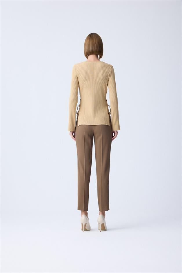 Yırtmaç Detaylı Camel Triko Bluz