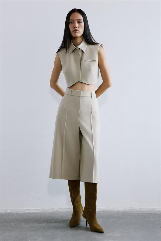 Wool-Textured Padded Shoulder Beige Crop Vest