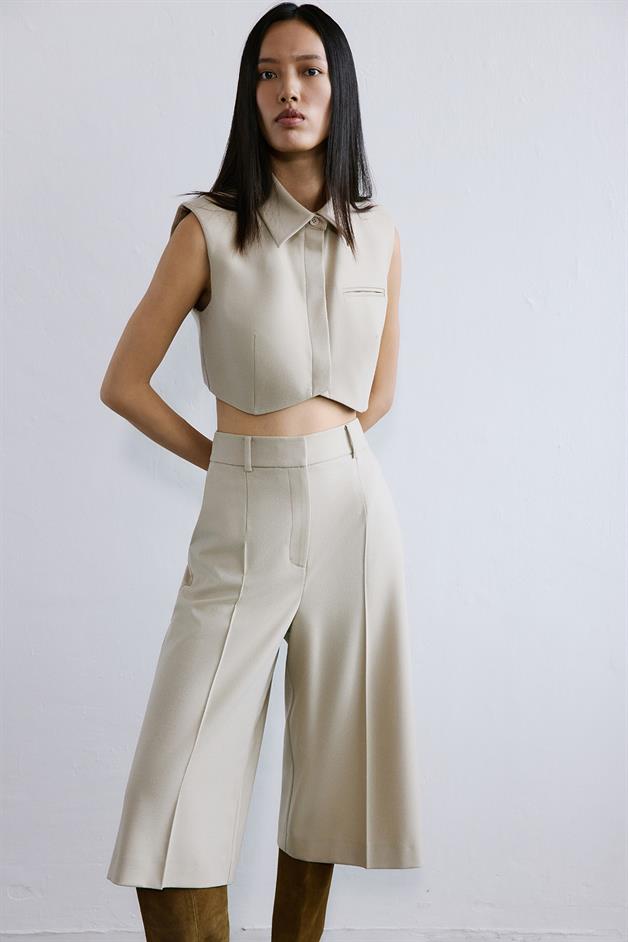 Wool-Textured Padded Shoulder Beige Crop Vest