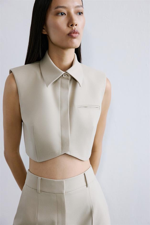 Wool-Textured Padded Shoulder Beige Crop Vest