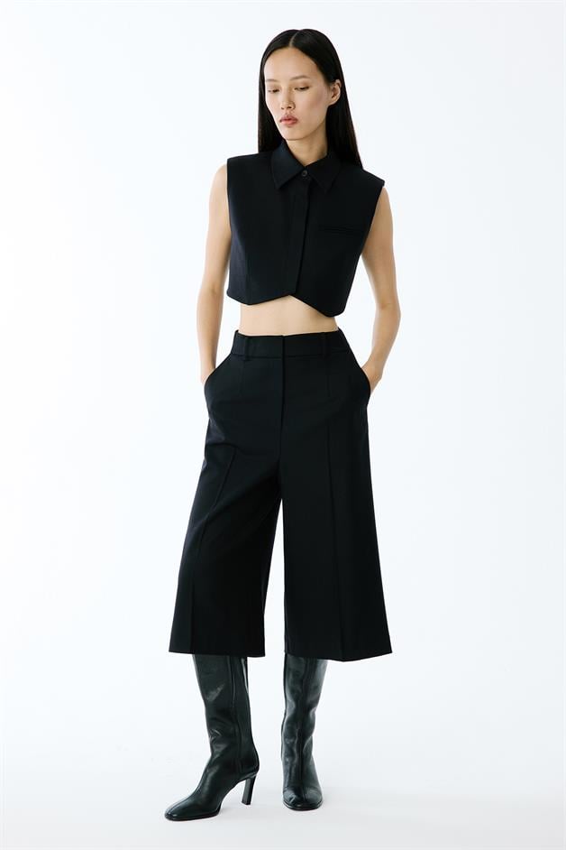 Wool-Textured Padded Shoulder Black Crop Vest