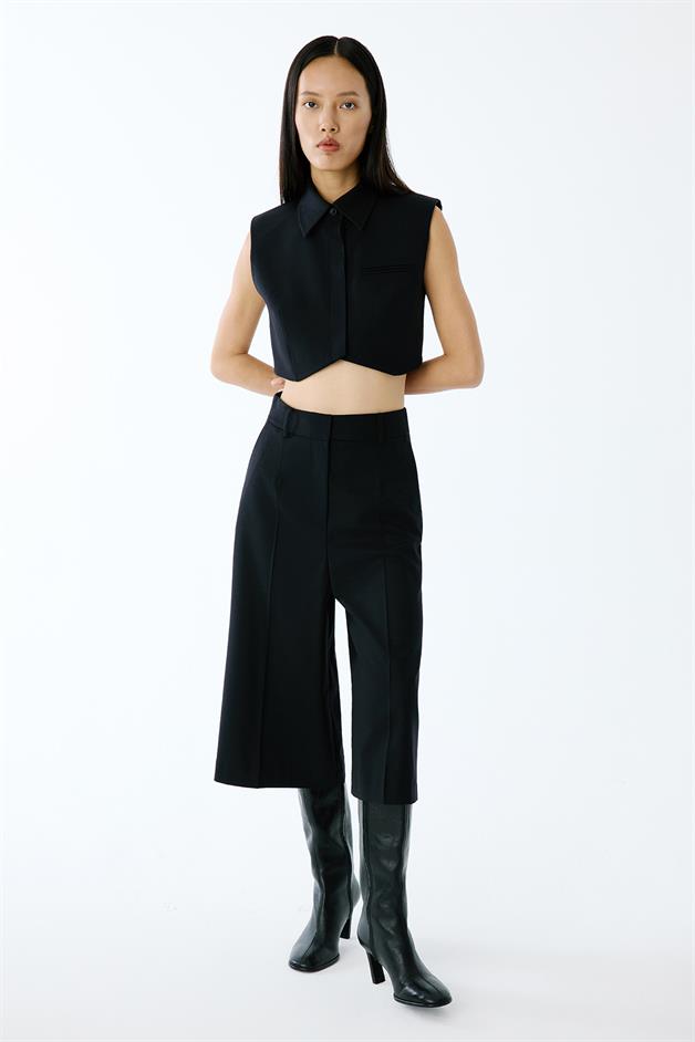 Wool-Textured Padded Shoulder Black Crop Vest