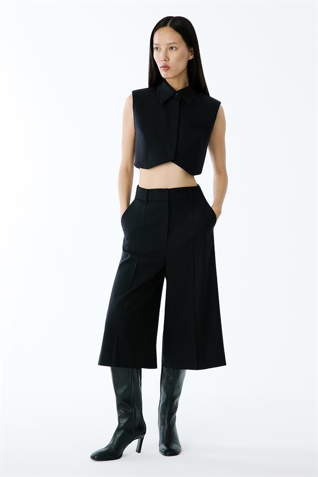 Wool-Textured Padded Shoulder Black Crop Vest
