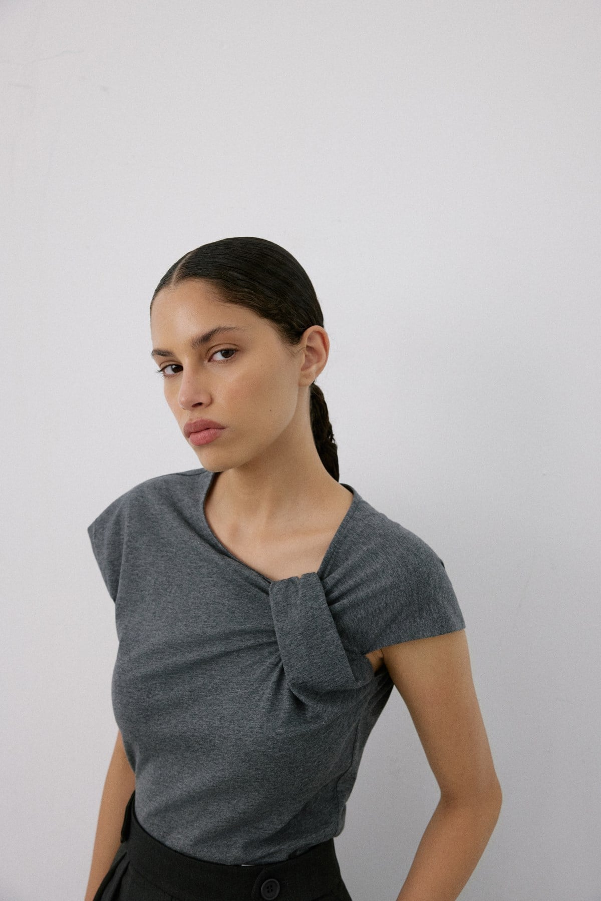 Asimetrik Yaka Drapeli Gri T-Shirt