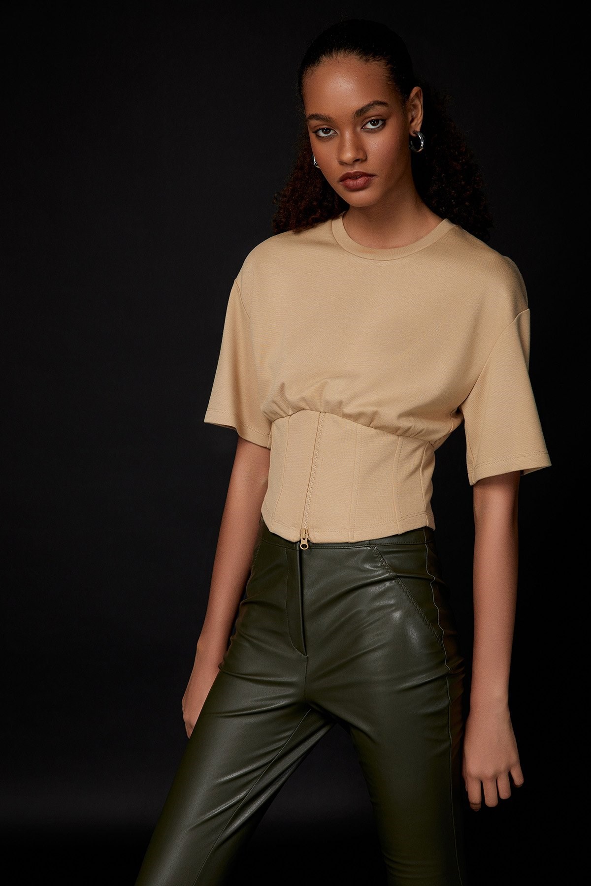 Fermuar Detaylı Bej Crop T-Shirt